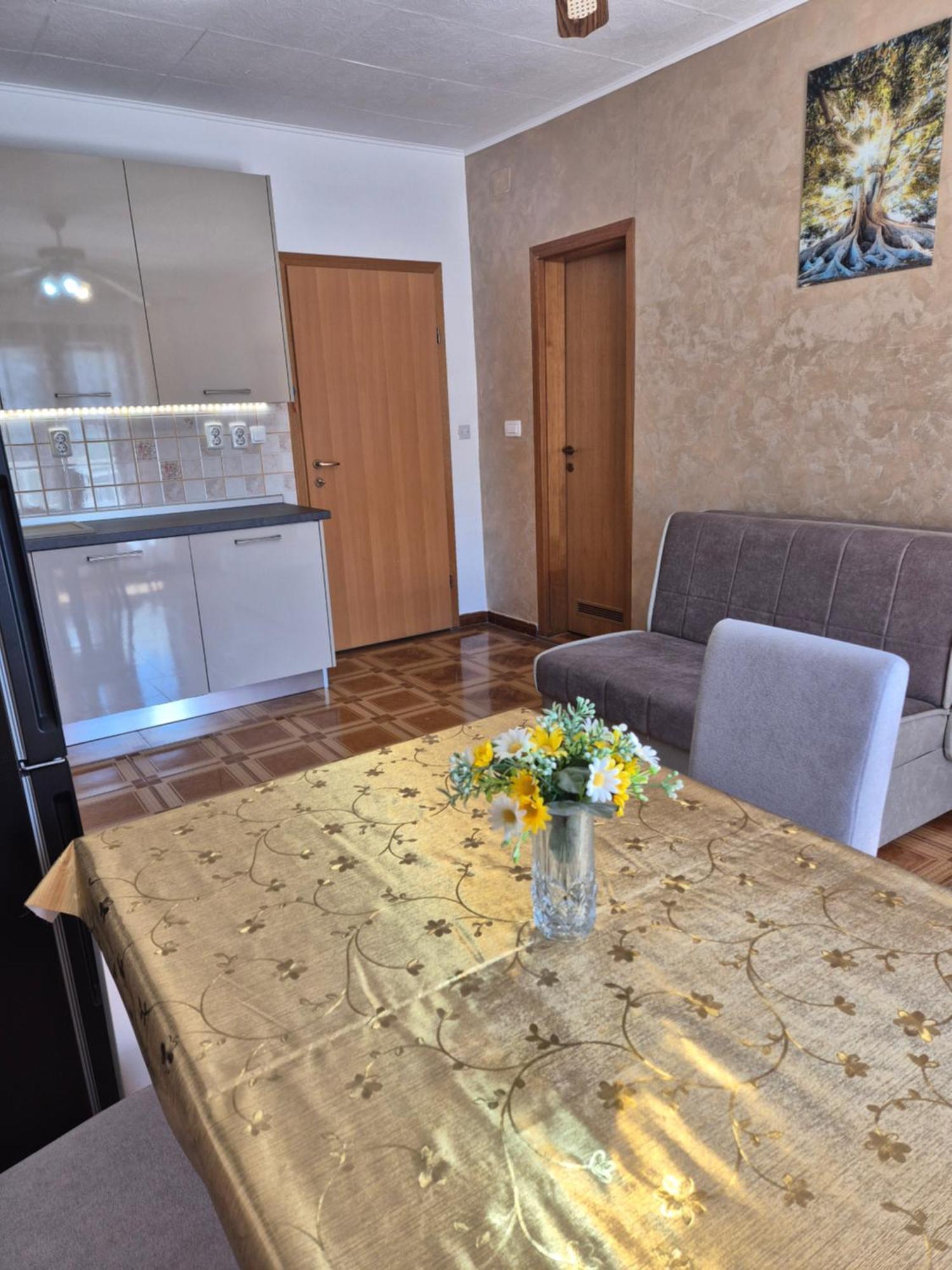 Apartmens Spiko 2 Hotel ฮวาร์ ภายนอก รูปภาพ
