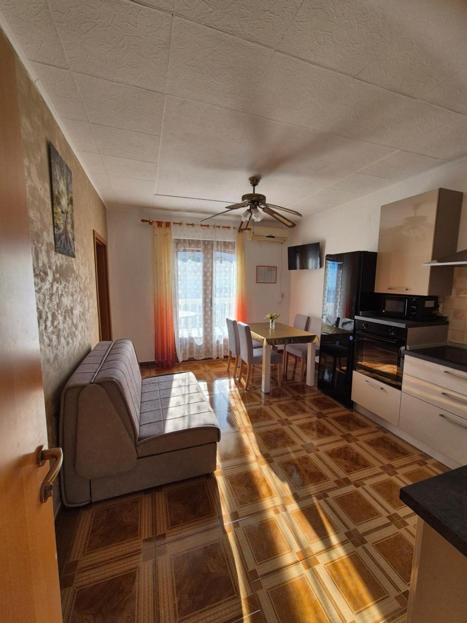 Apartmens Spiko 2 Hotel ฮวาร์ ภายนอก รูปภาพ
