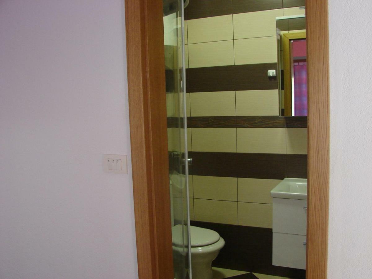 Apartmens Spiko 2 Hotel ฮวาร์ ภายนอก รูปภาพ